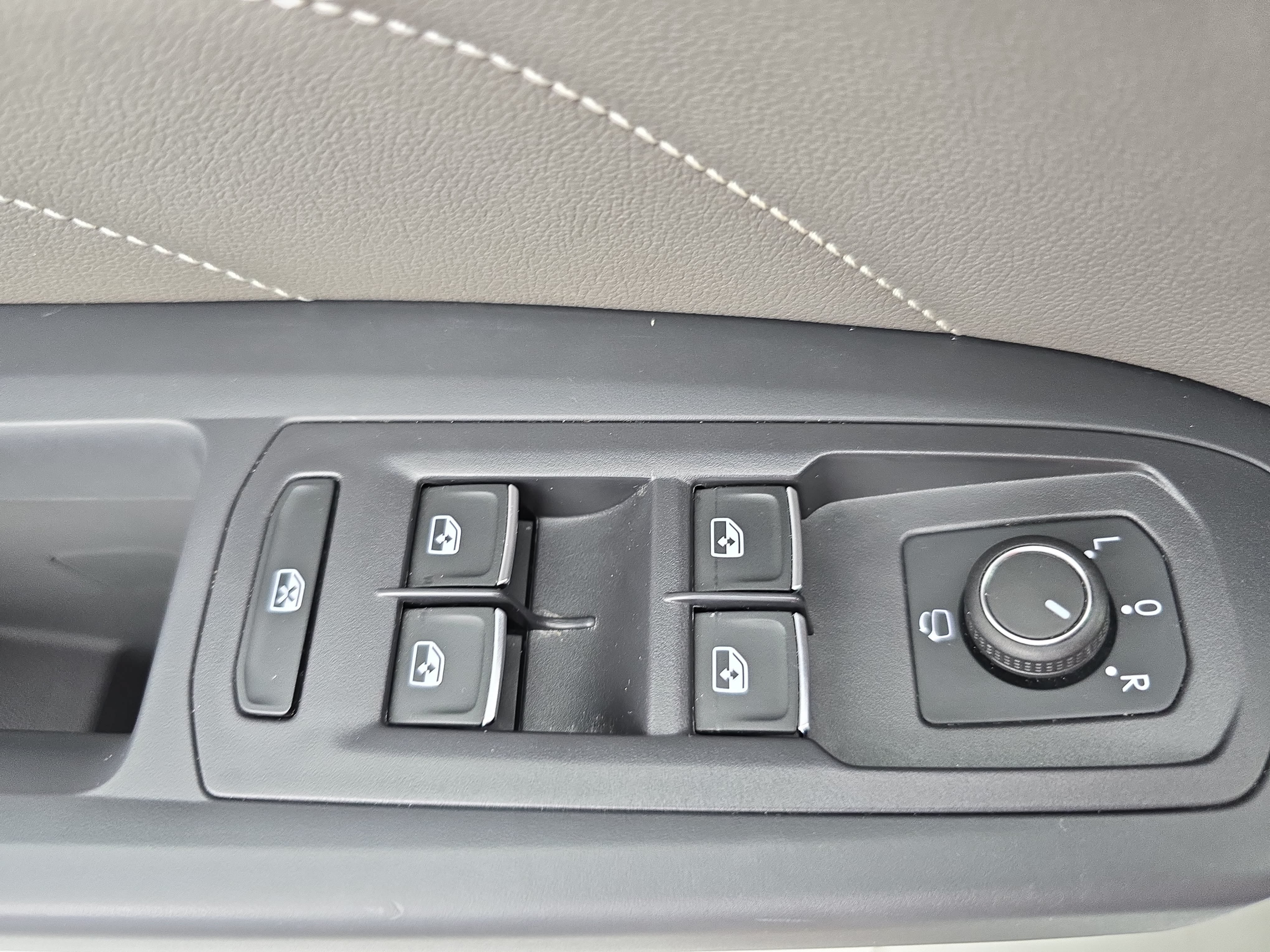 Used 2021 Volkswagen Atlas SEL Premium AWD/4WD image 29
