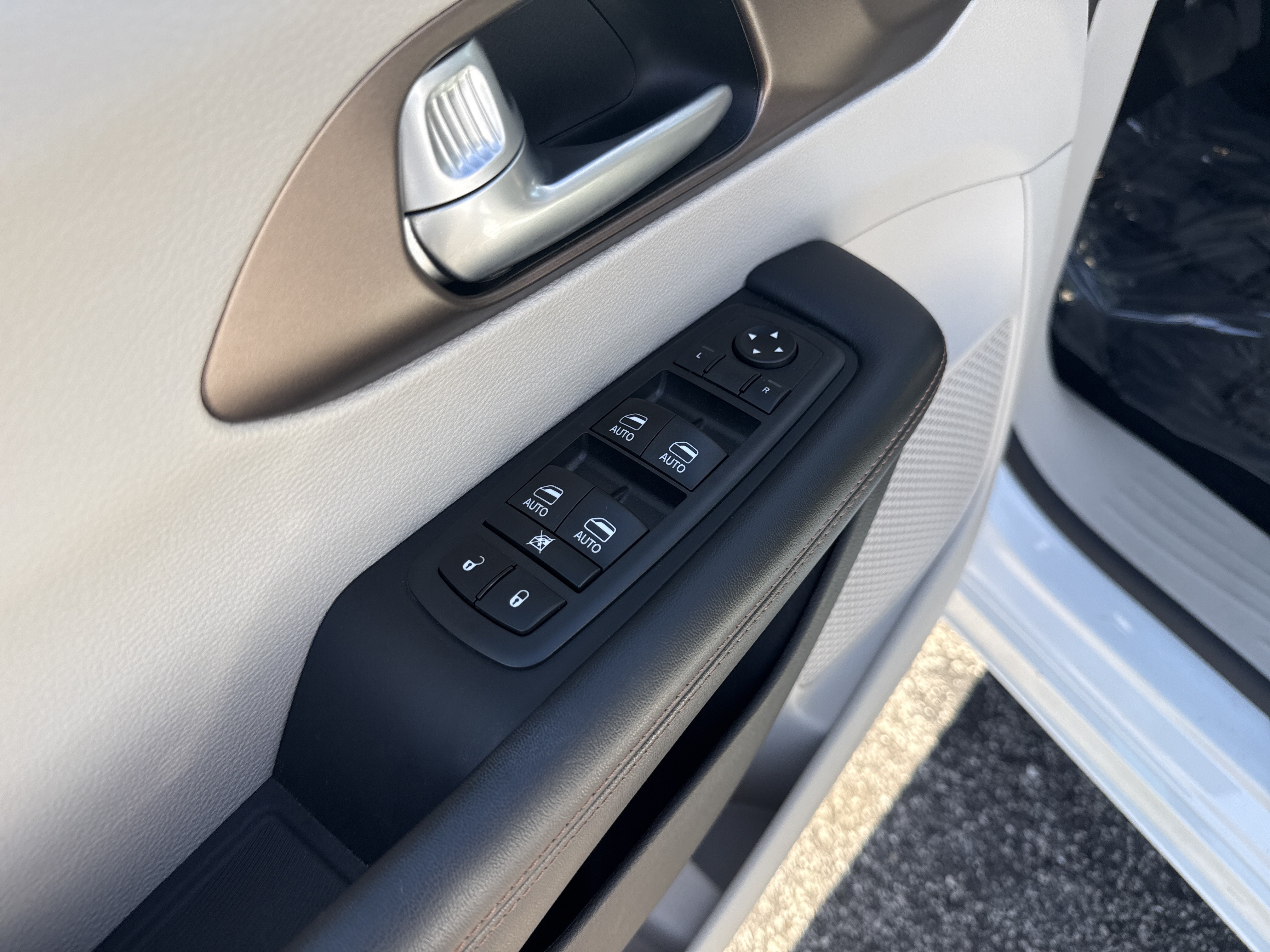 Used 2019 Chrysler Pacifica Touring-L Plus w/ Tire & Wheel Group FWD image 14
