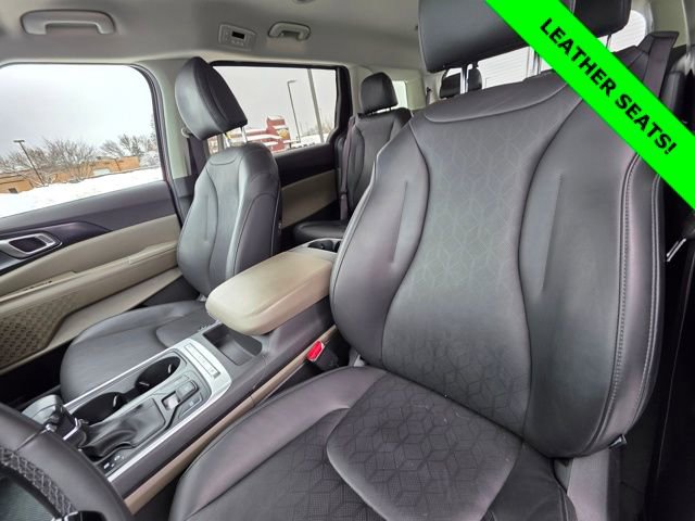 Used 2025 Kia Carnival FWD image 24