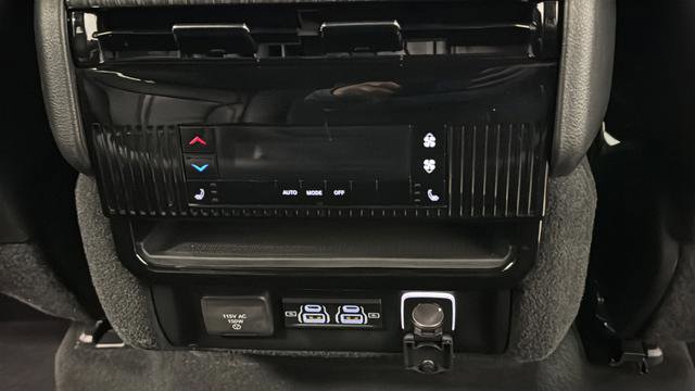 Used 2022 Jeep Wagoneer Series III AWD/4WD image 33