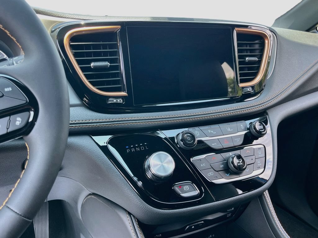 New 2027 Chrysler Pacifica Pinnacle w/ Theater Group FWD image 13