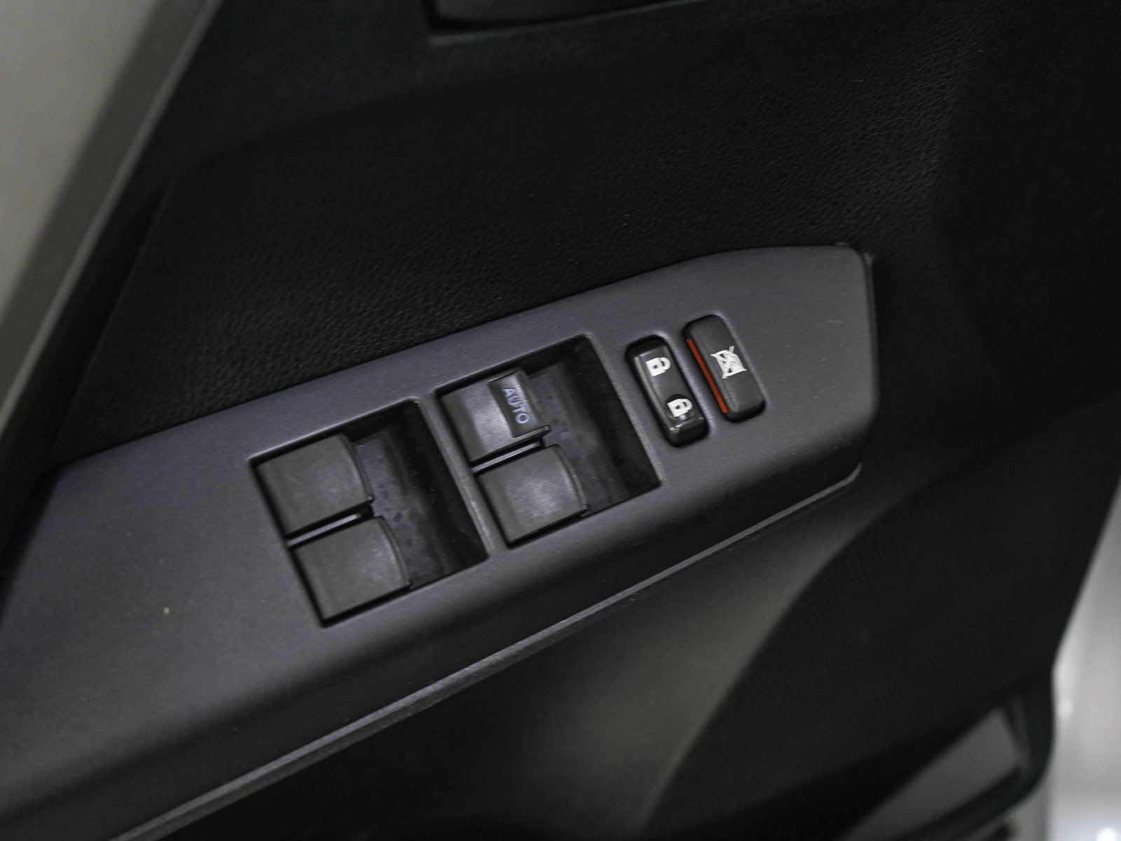 Used 2018 Toyota RAV4 LE w/ All Weather Liner Package AWD/4WD image 19