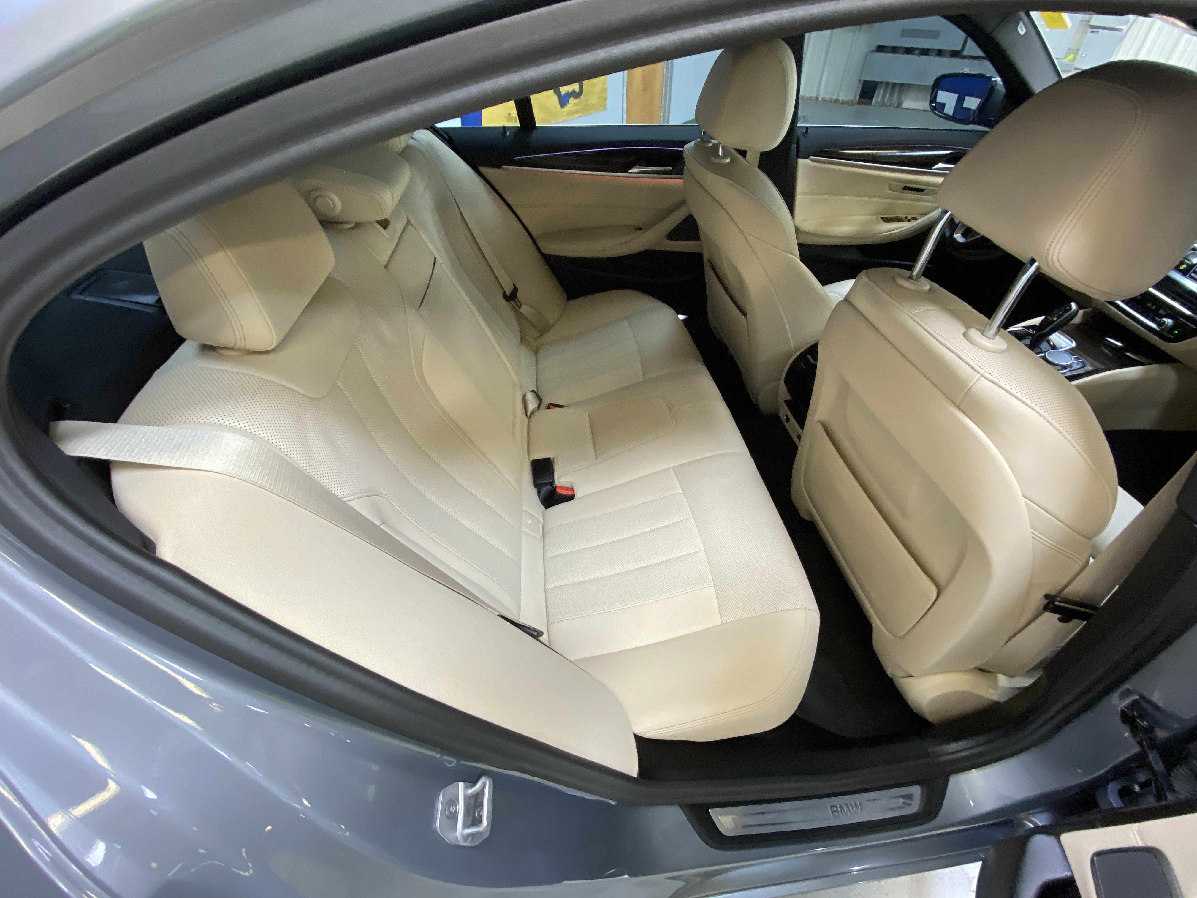 Used 2023 BMW 530e w/ Premium Package image 30