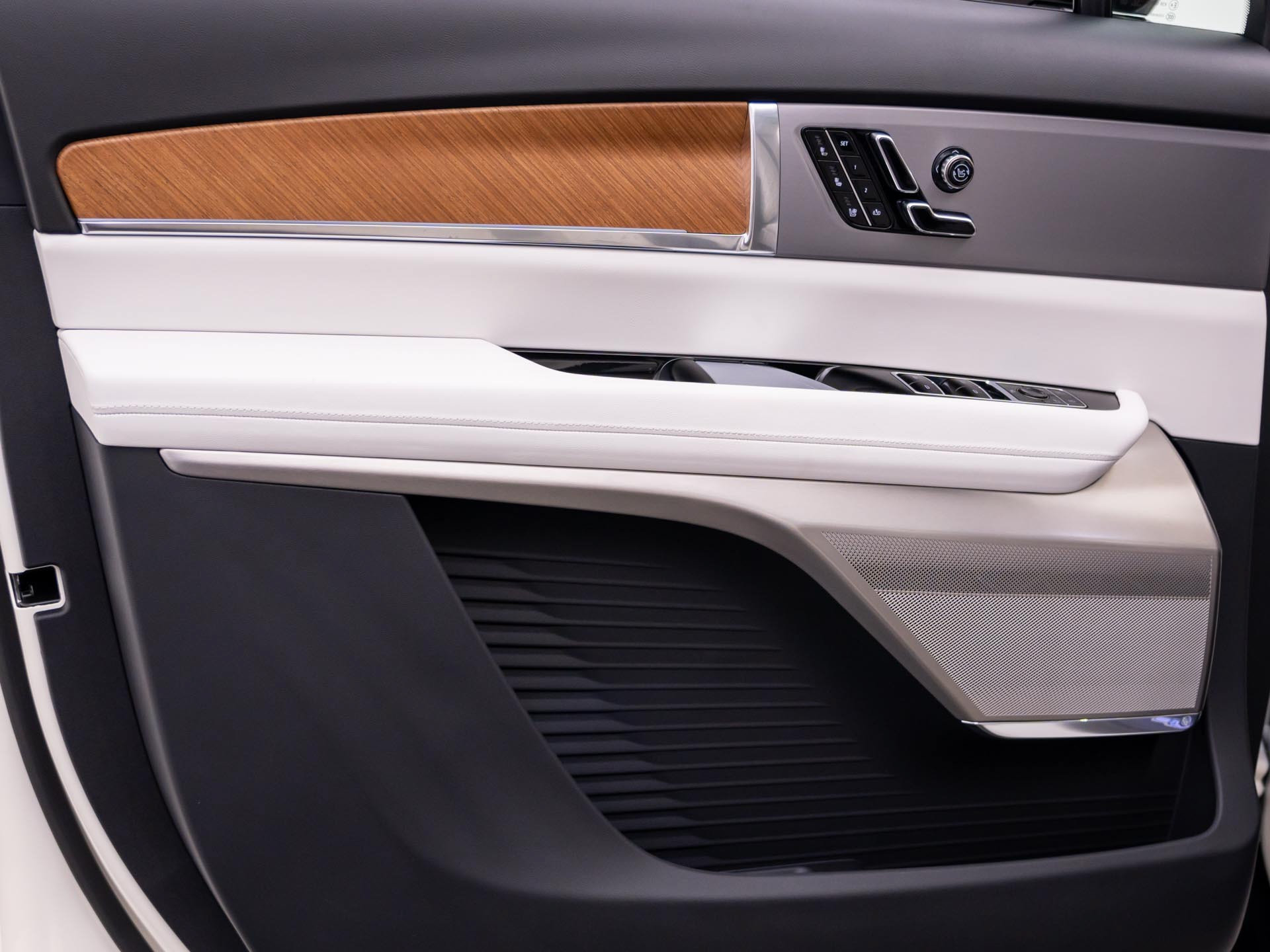 New 2027 Cadillac Vistiq Sport w/ LPO, Floor Liner Package AWD/4WD image 12