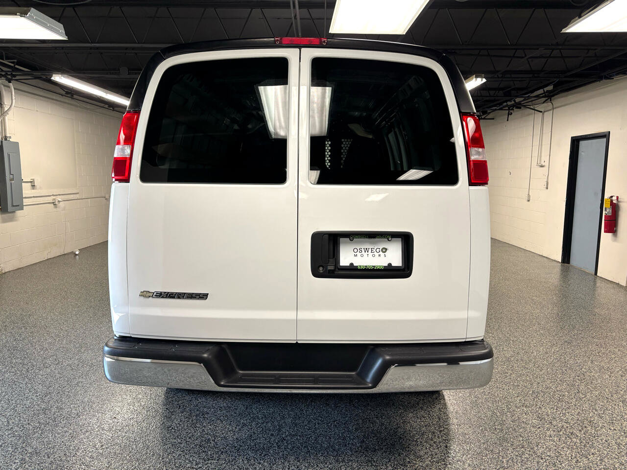 Used 2023 Chevrolet Express 2500 w/ Driver Convenience Package image 5