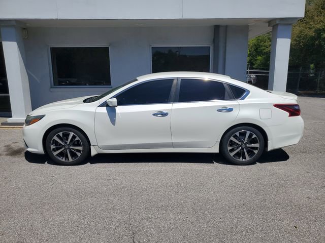 Used 2017 Nissan Altima 2.5 SR w/ Interior Lighting Package image 10