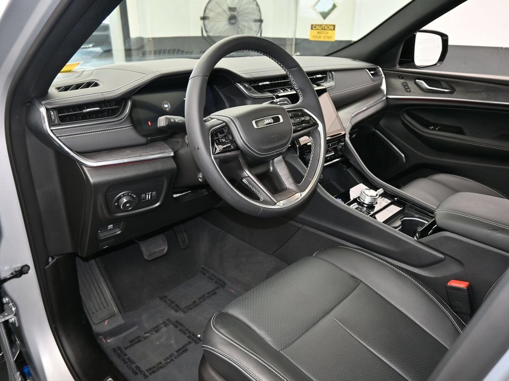 Used 2024 Jeep Grand Cherokee Overland w/ Luxury Tech Group IV AWD/4WD image 10