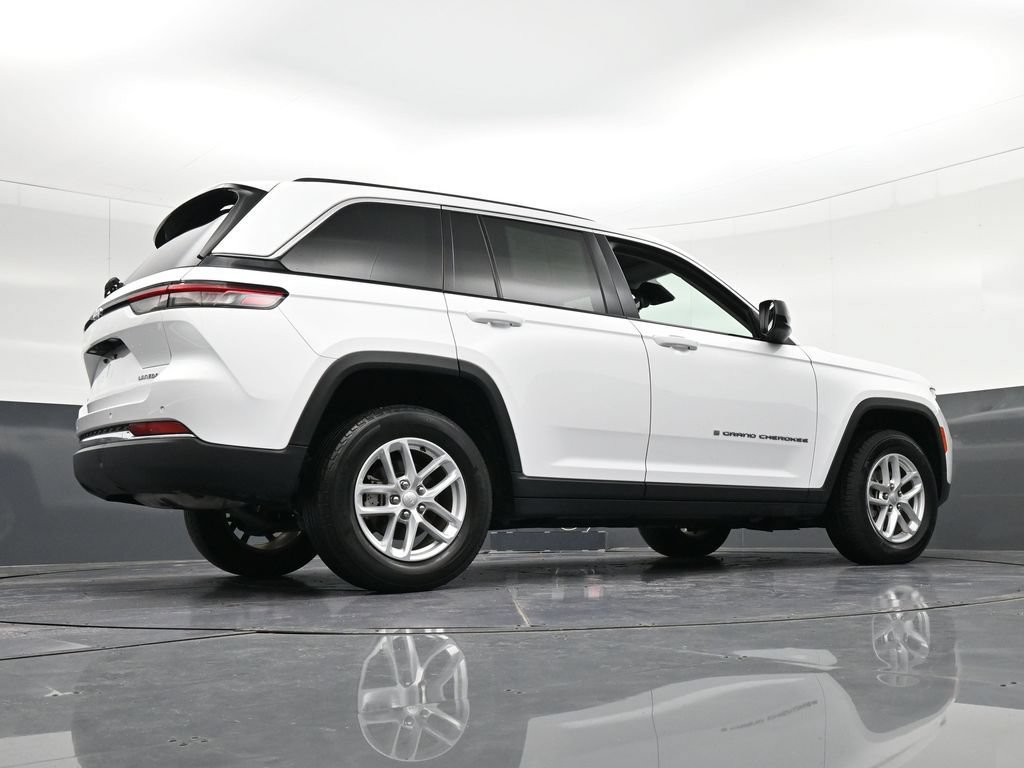 Used 2023 Jeep Grand Cherokee Laredo AWD/4WD image 35