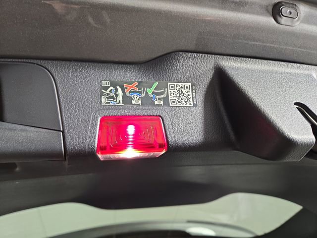 Used 2025 Mercedes-Benz GLB 250 4MATIC image 32