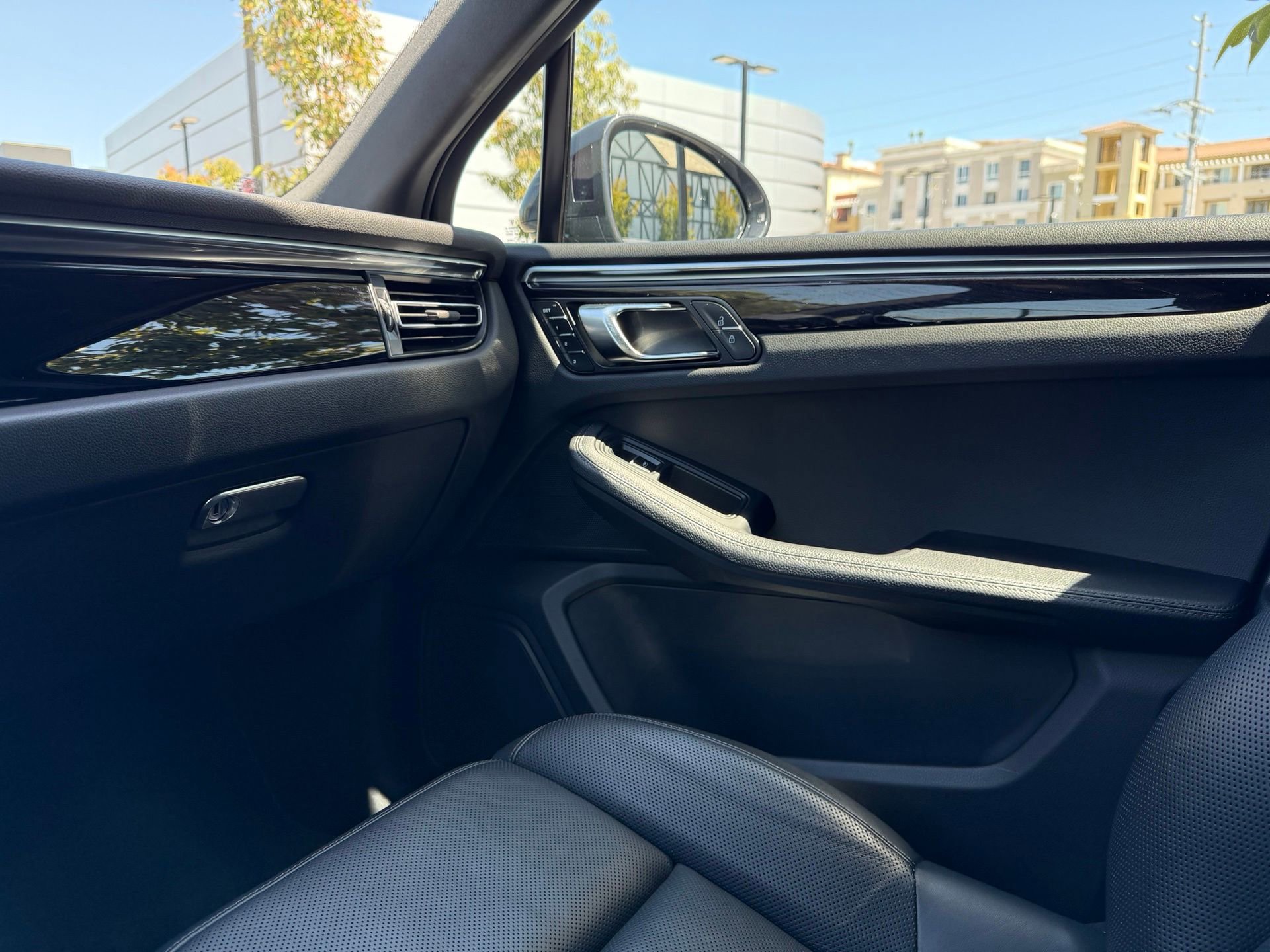 Certified 2024 Porsche Macan AWD/4WD image 23