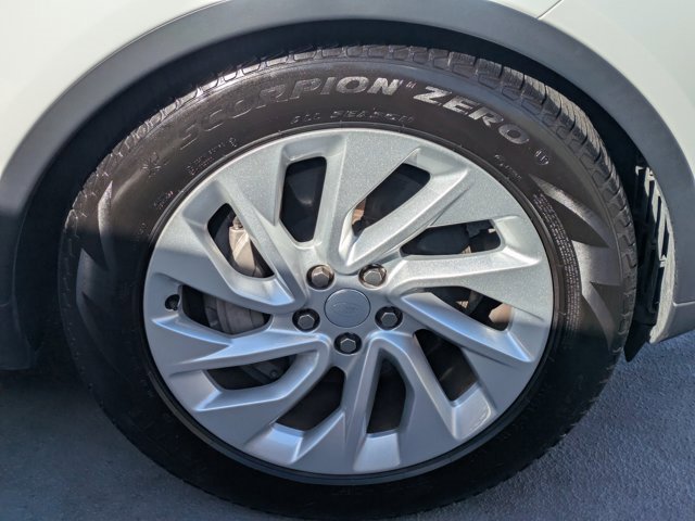 Used 2025 Land Rover Discovery S image 8