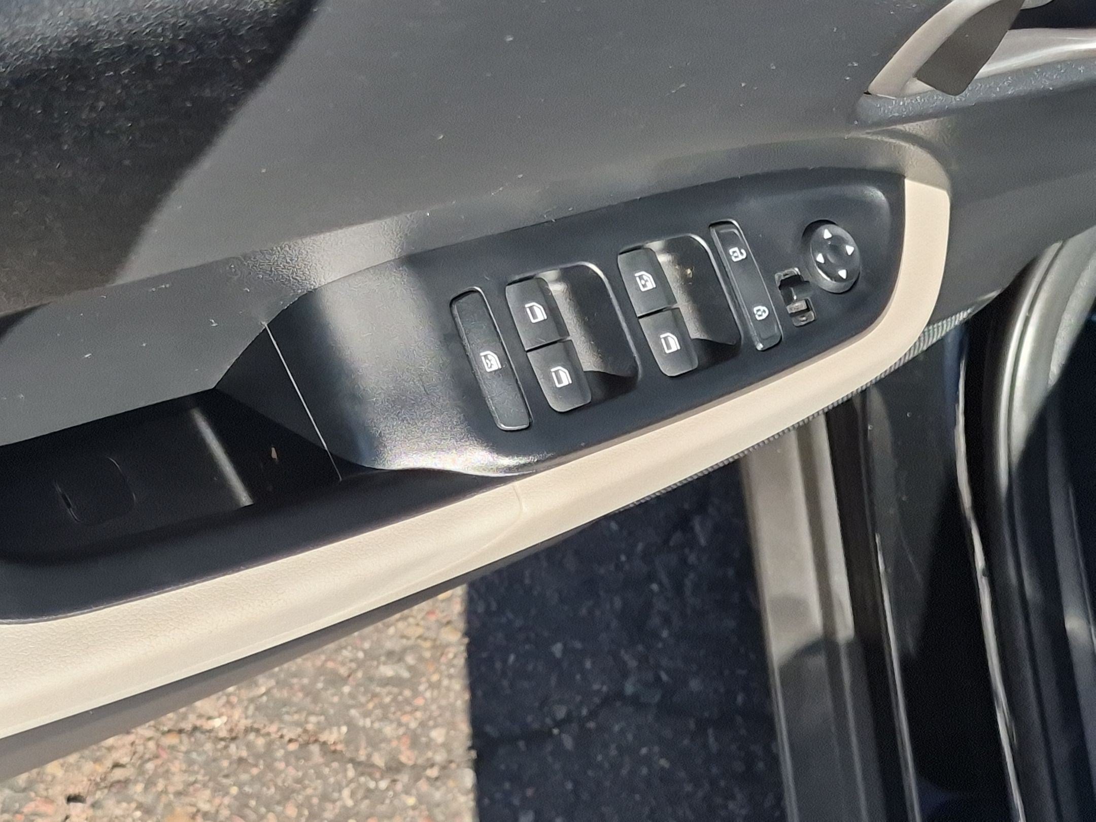 Used 2025 Hyundai Venue SEL FWD image 12