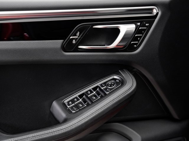 Used 2024 Porsche Macan image 8