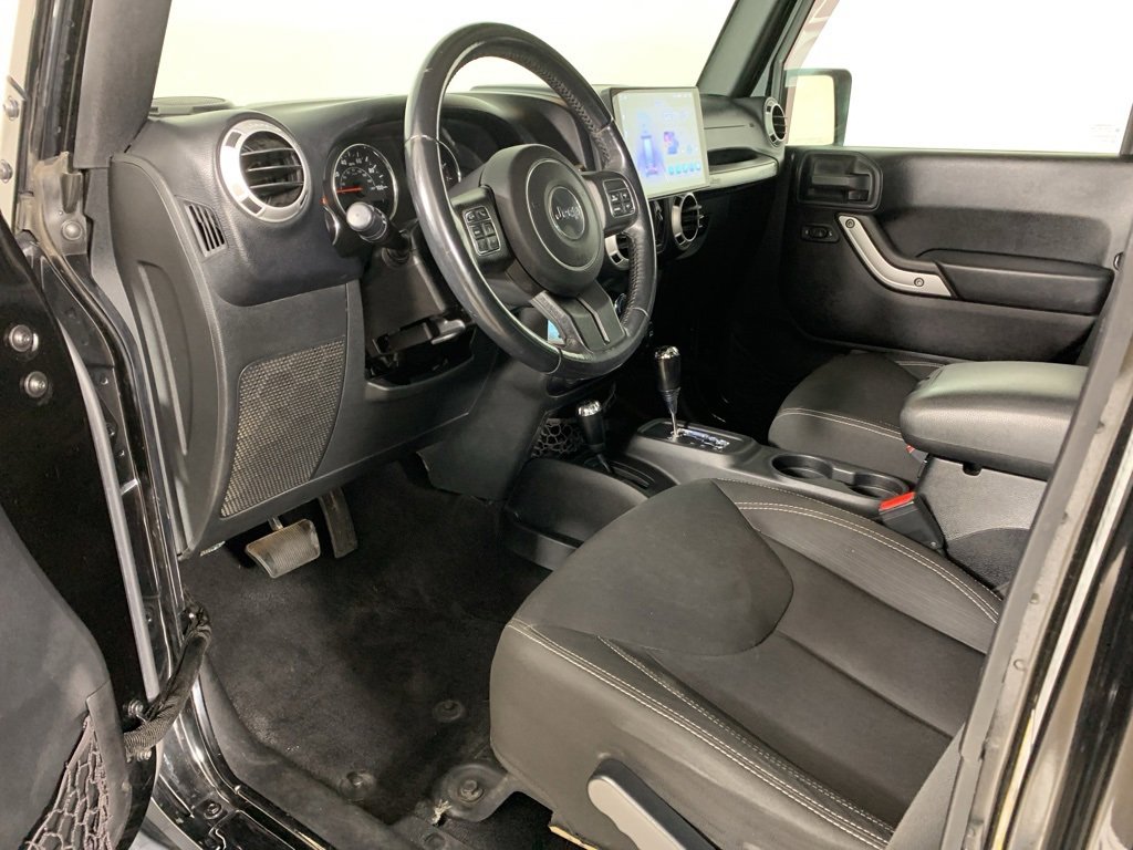 Used 2016 Jeep Wrangler Unlimited Sahara w/ Connectivity Group image 27