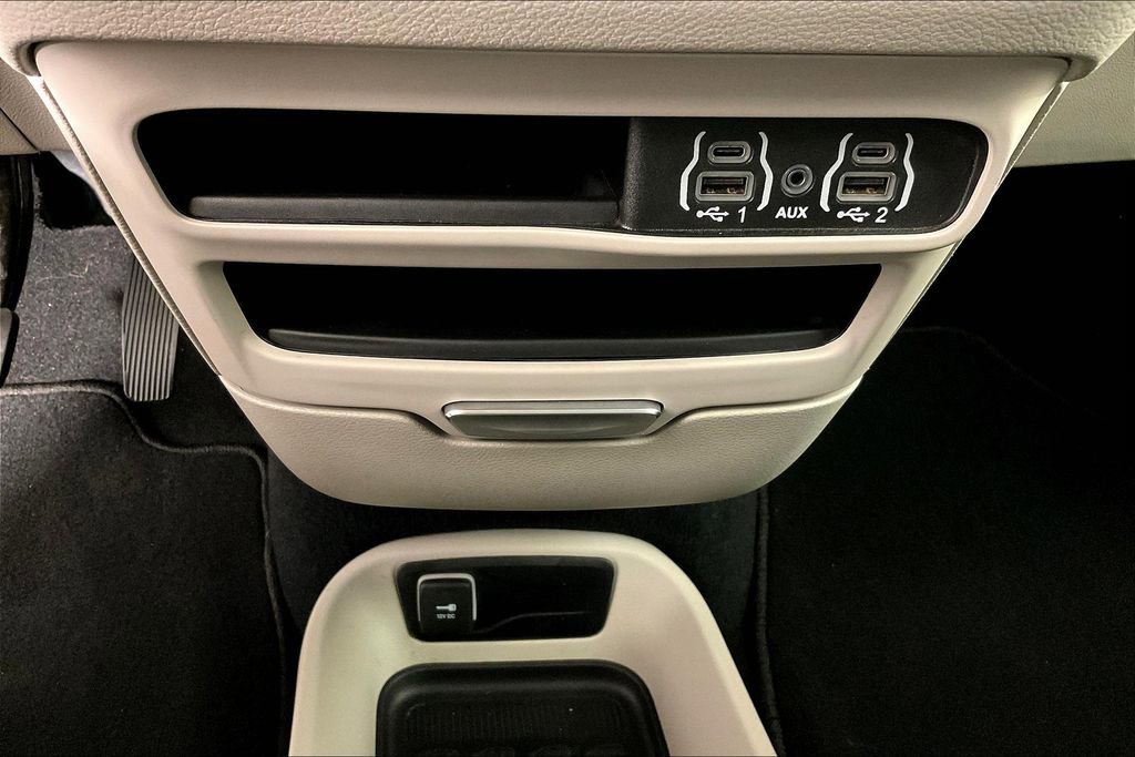 Used 2024 Chrysler Pacifica Touring-L image 32