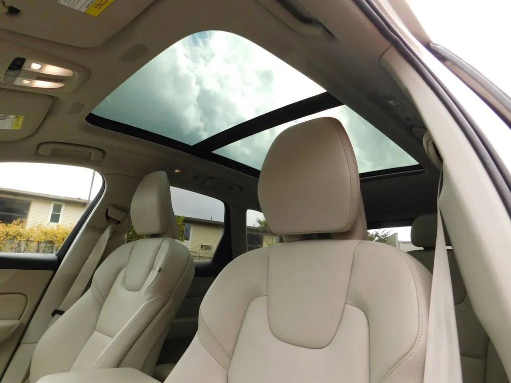 Used 2024 Volvo XC60 B5 Plus image 16