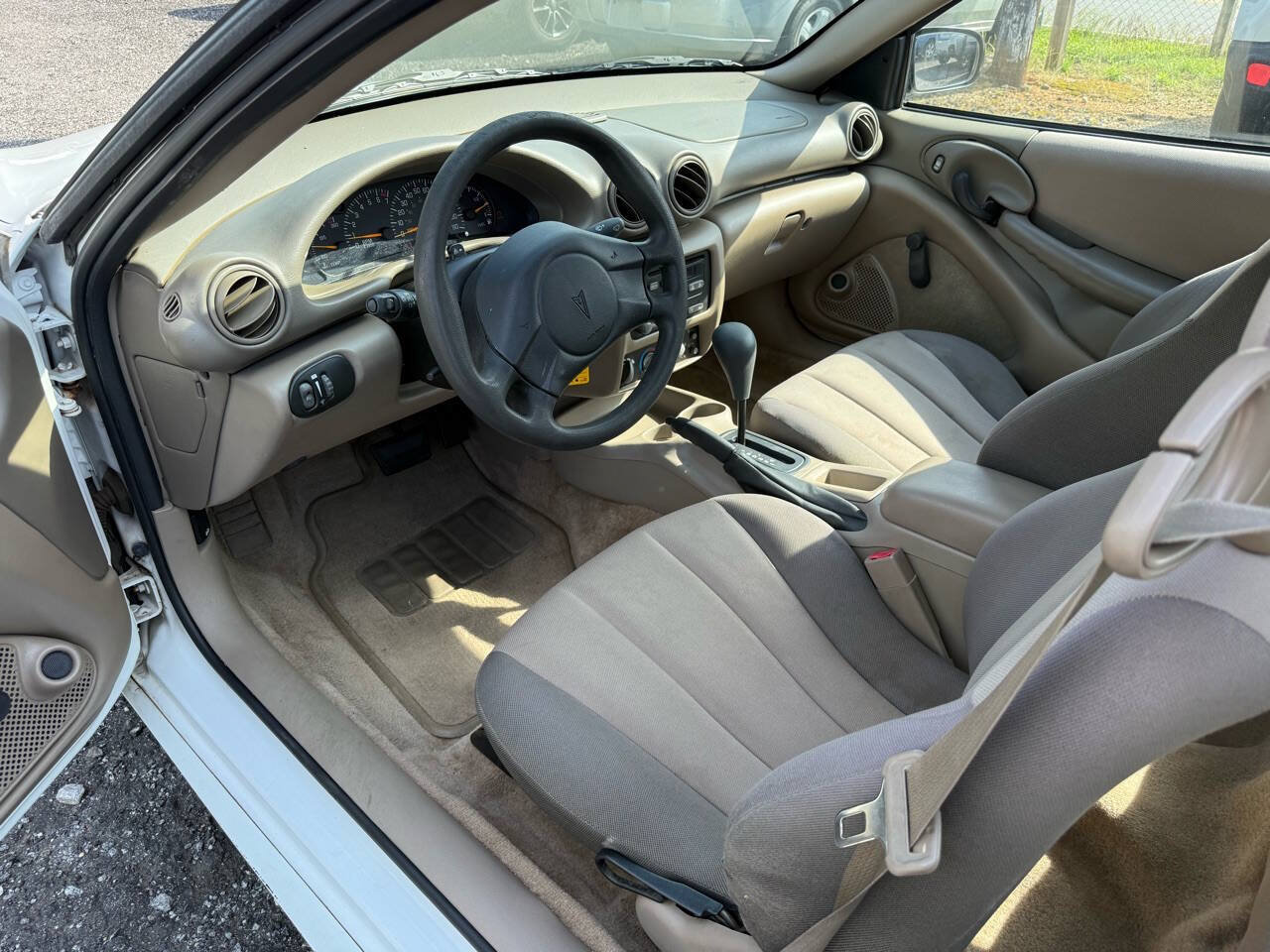 Used 2004 Pontiac Sunfire Coupe w/ 1SB Preferred Equipment Group FWD image 9