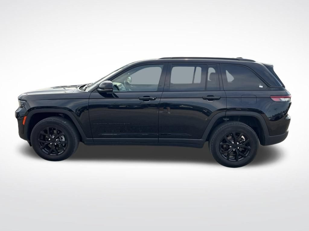 Used 2024 Jeep Grand Cherokee Altitude AWD/4WD image 4
