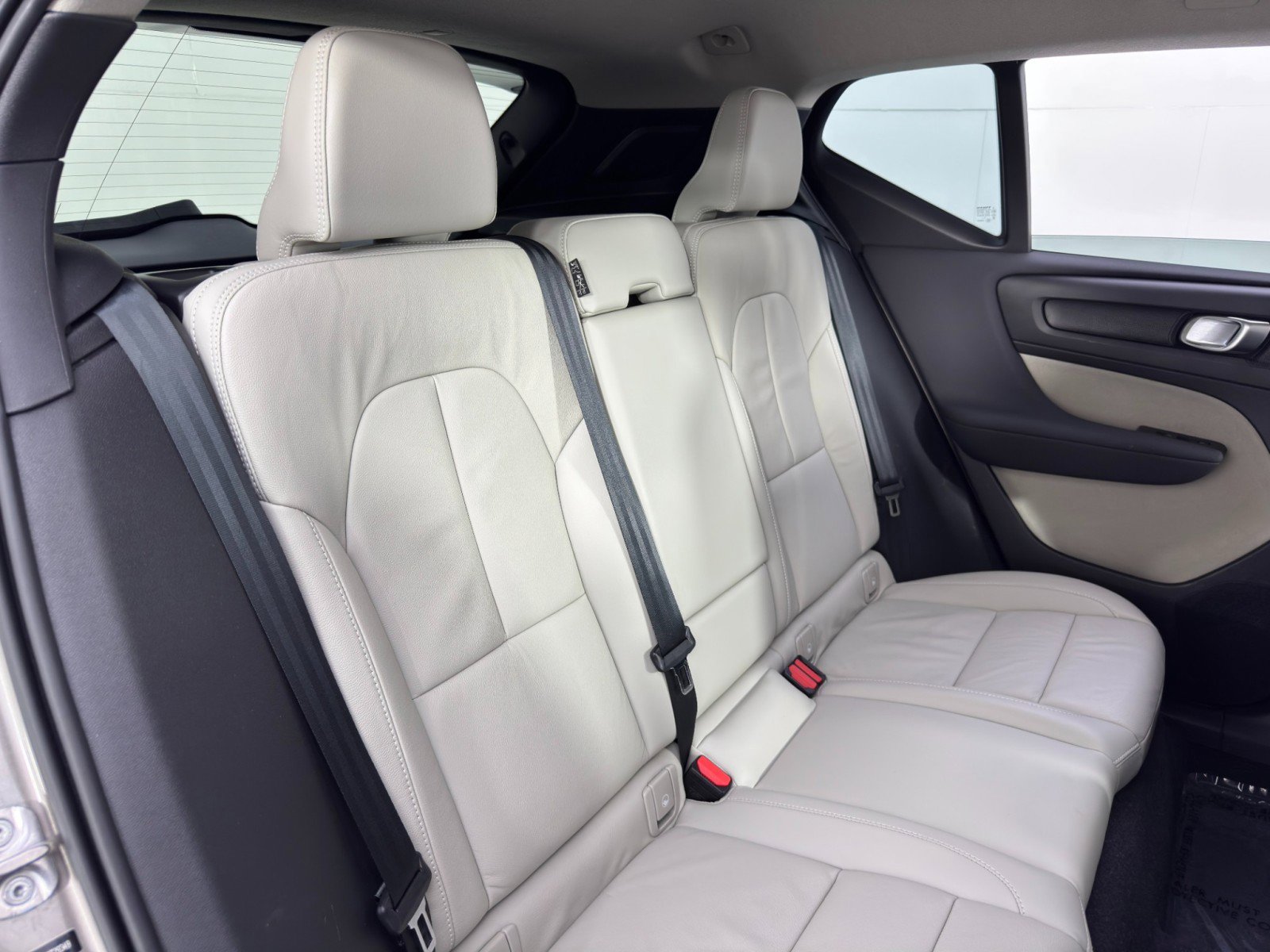 Used 2022 Volvo XC40 T5 Momentum w/ Premium Package image 37