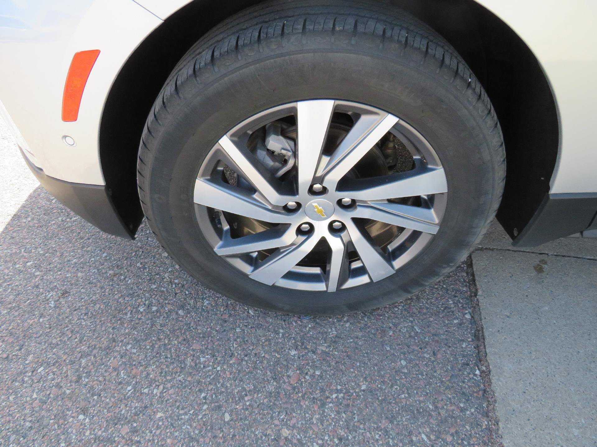 Used 2022 Chevrolet Equinox Premier image 2