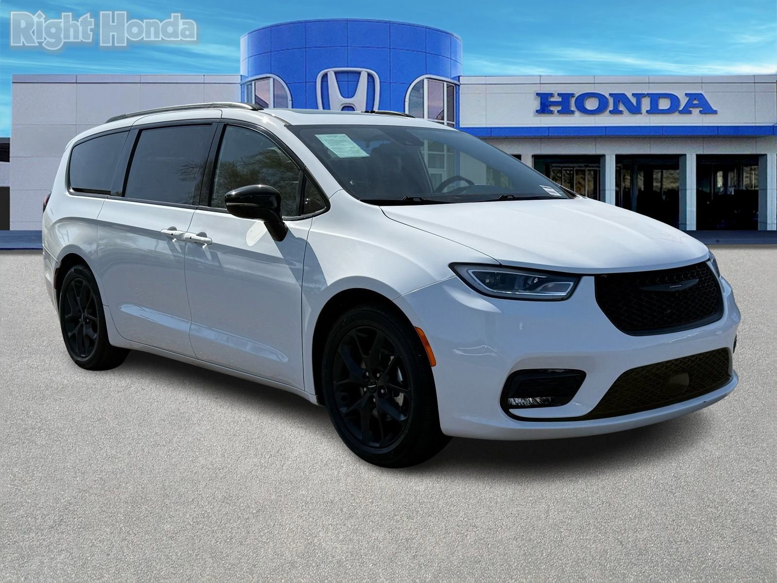 Used 2025 Chrysler Pacifica Limited image 9