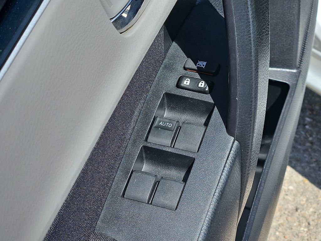 Used 2019 Toyota Corolla LE FWD image 13