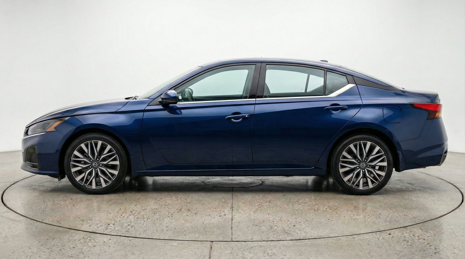 Used 2025 Nissan Altima 2.5 SV FWD image 5