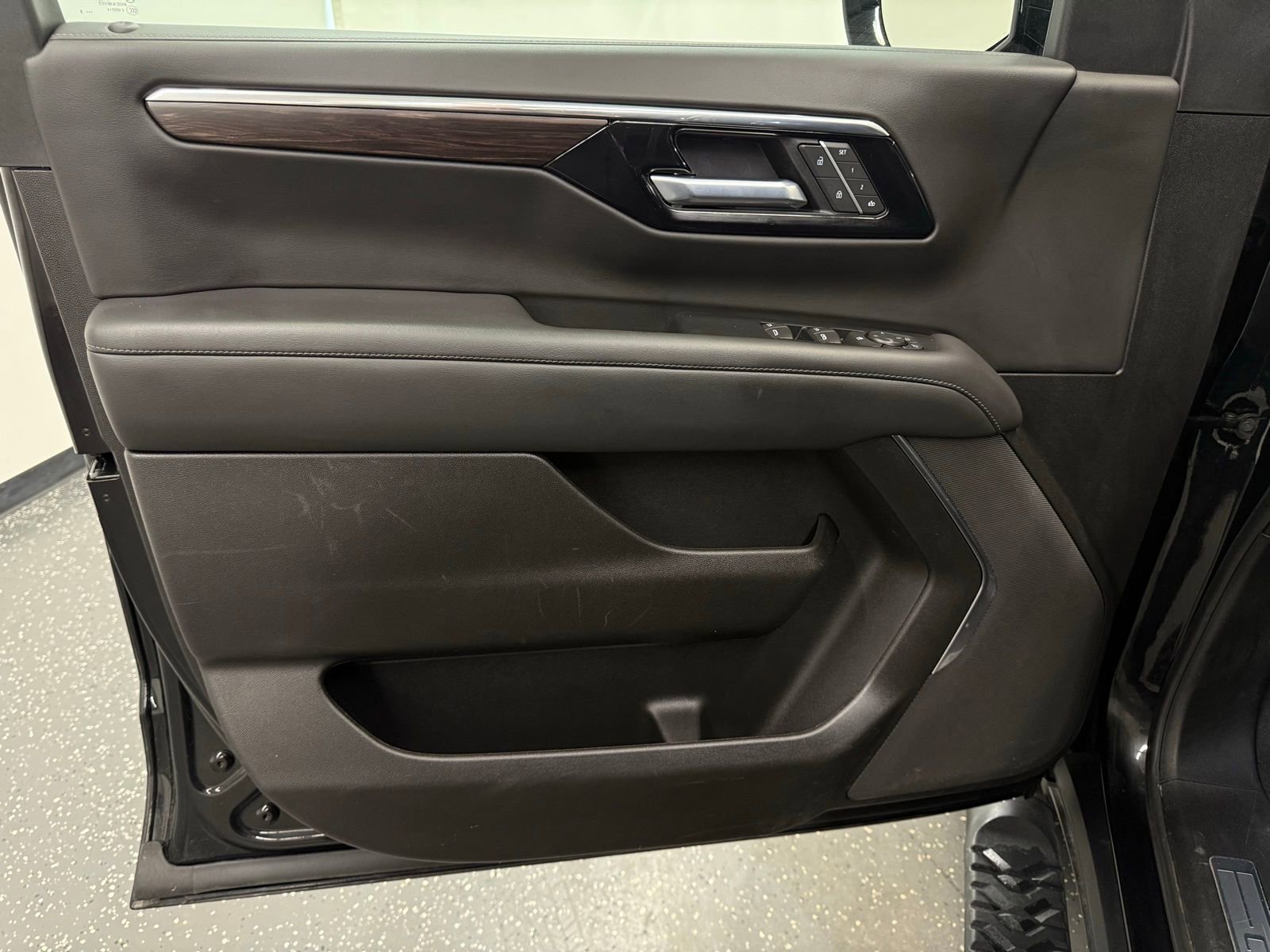 Used 2025 Chevrolet Suburban Z71 AWD/4WD image 9