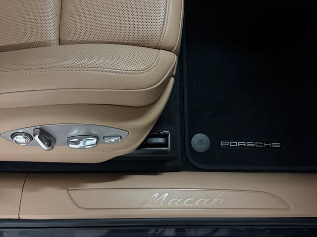 Certified 2023 Porsche Macan AWD/4WD image 28