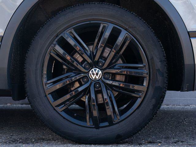 Used 2022 Volkswagen Tiguan SE R-Line AWD/4WD image 13
