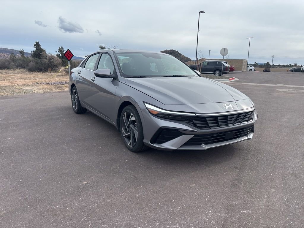 Used 2025 Hyundai Elantra SEL image 2