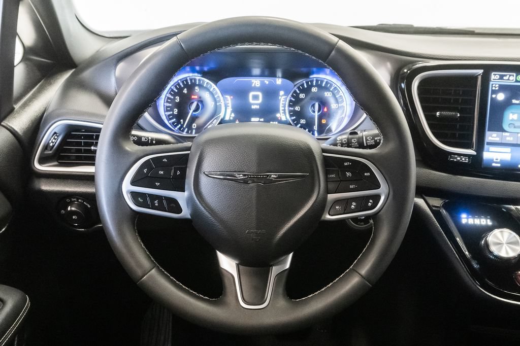 Certified 2025 Chrysler Pacifica Select FWD image 13