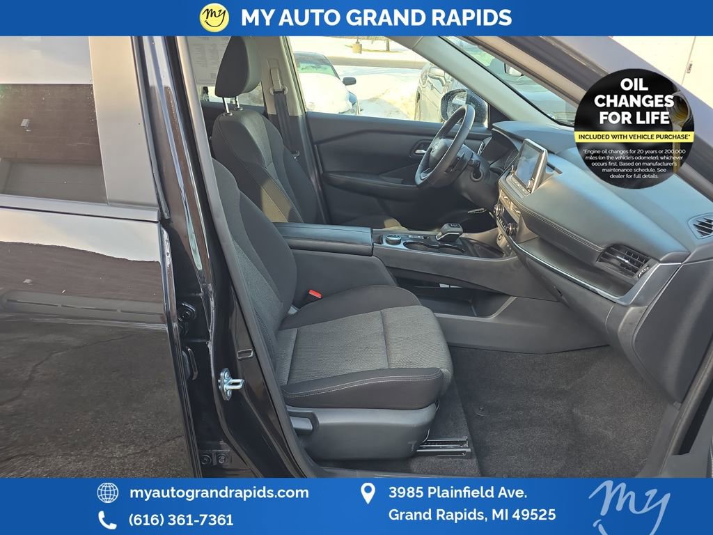 Used 2025 Nissan Rogue SV image 22