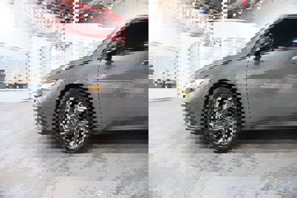 Used 2025 Hyundai Elantra Sport image 5