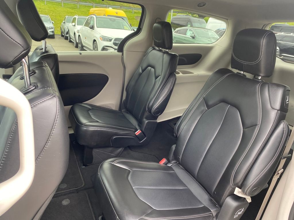 Used 2023 Chrysler Pacifica Touring-L FWD image 25