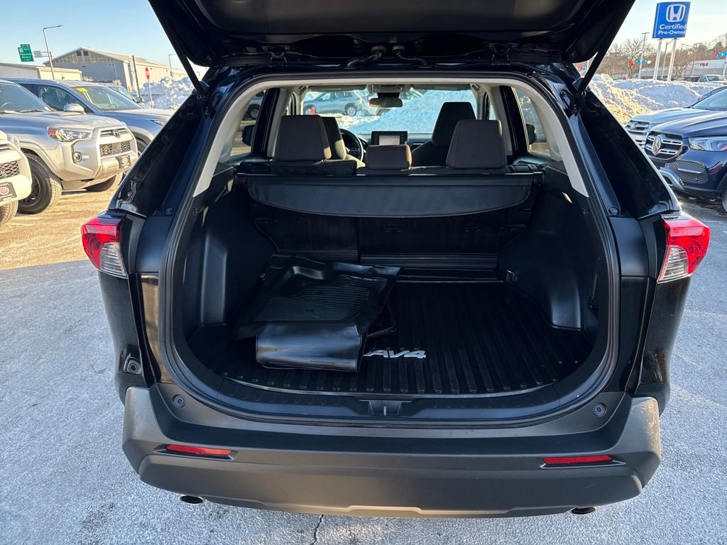 Used 2022 Toyota RAV4 LE image 7