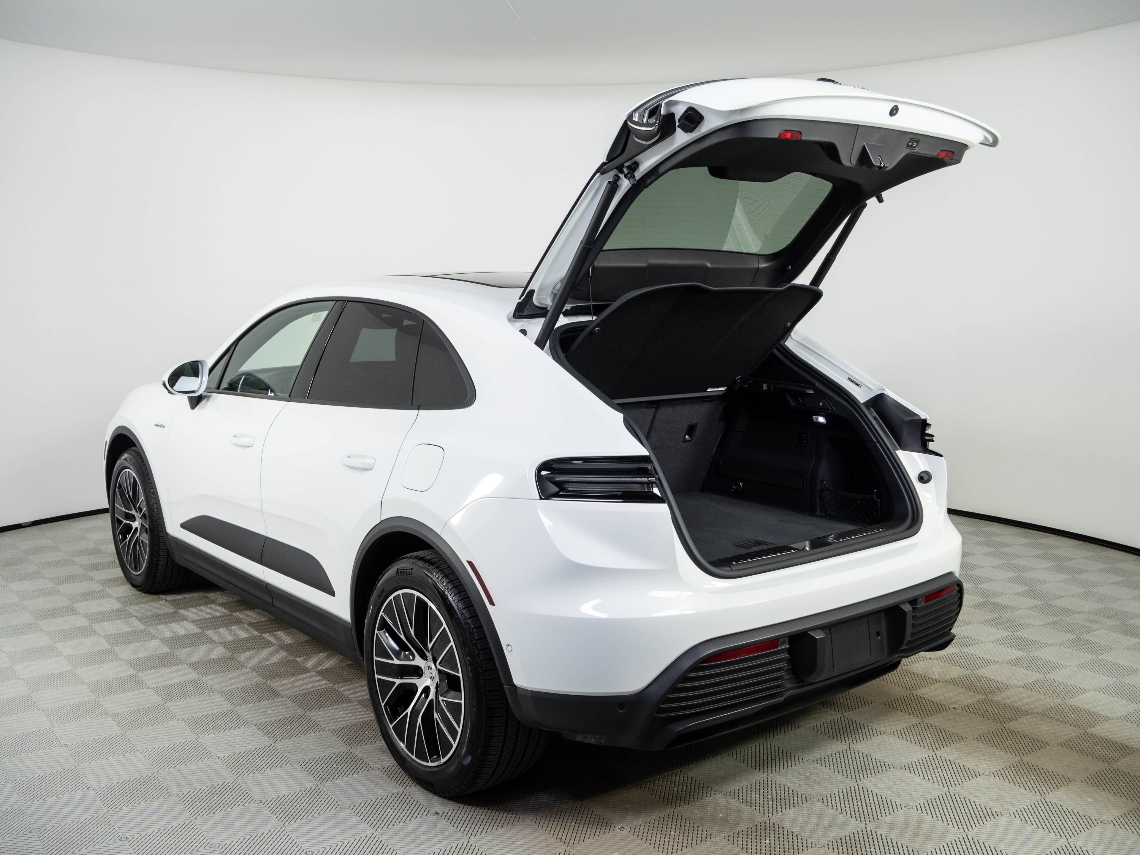 Used 2025 Porsche Macan Electric RWD image 33