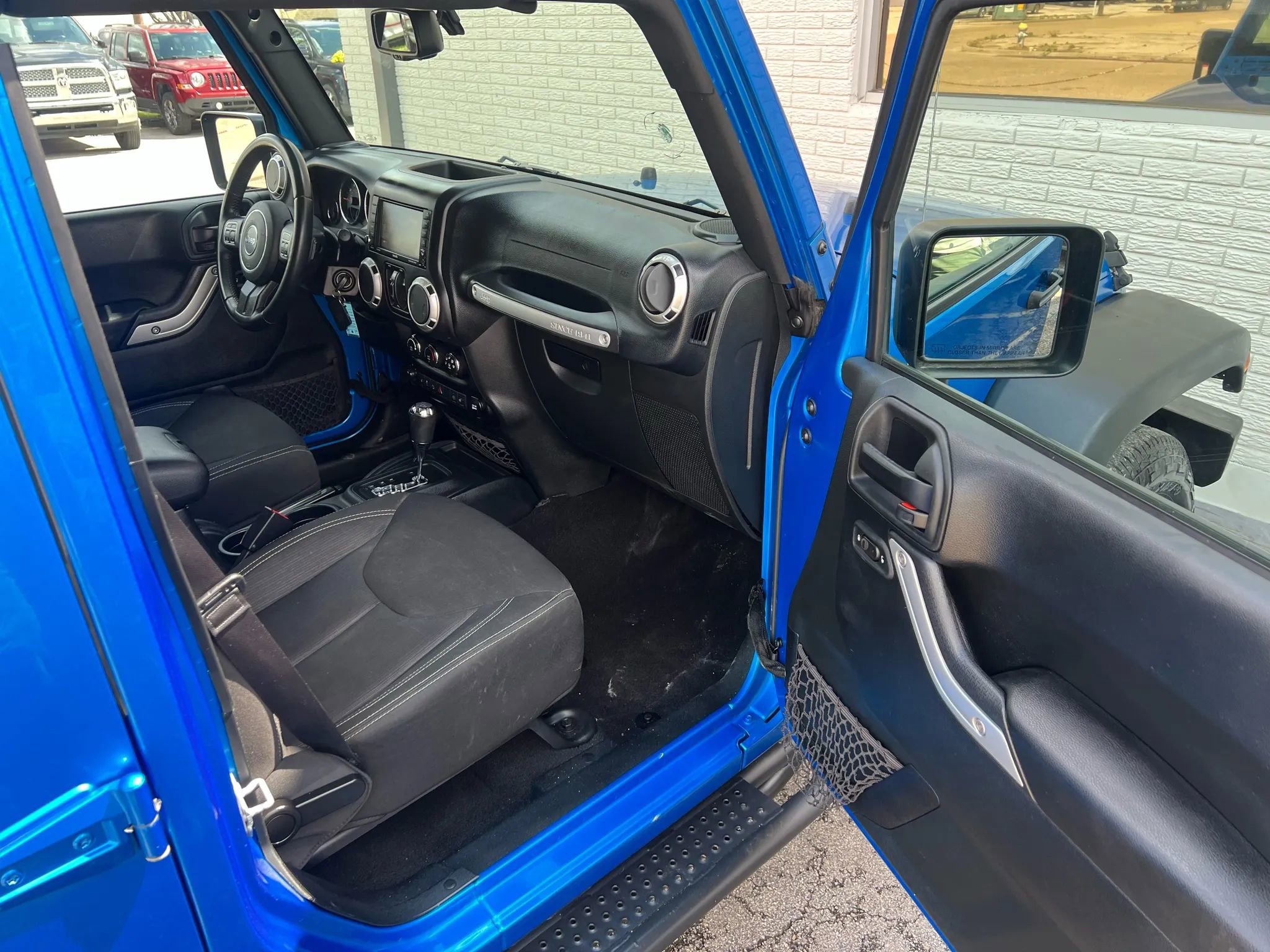 Used 2016 Jeep Wrangler Unlimited Rubicon w/ Connectivity Group image 27