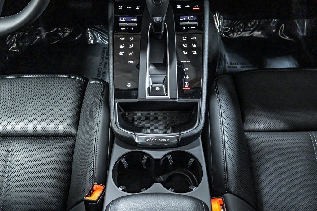 Certified 2025 Porsche Macan image 17