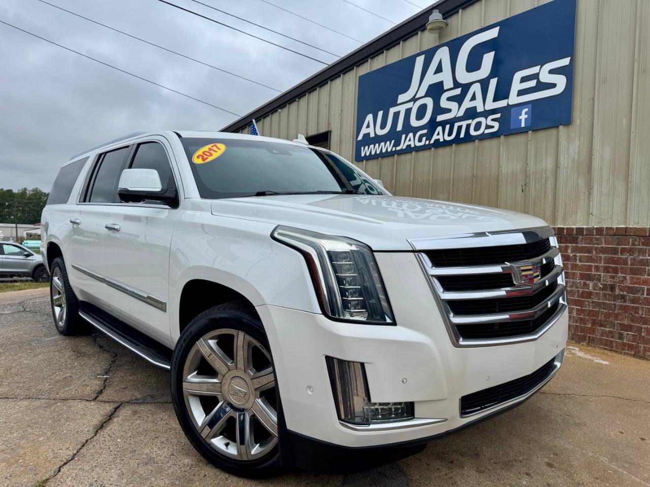 Used 2017 Cadillac Escalade ESV Luxury RWD image 2