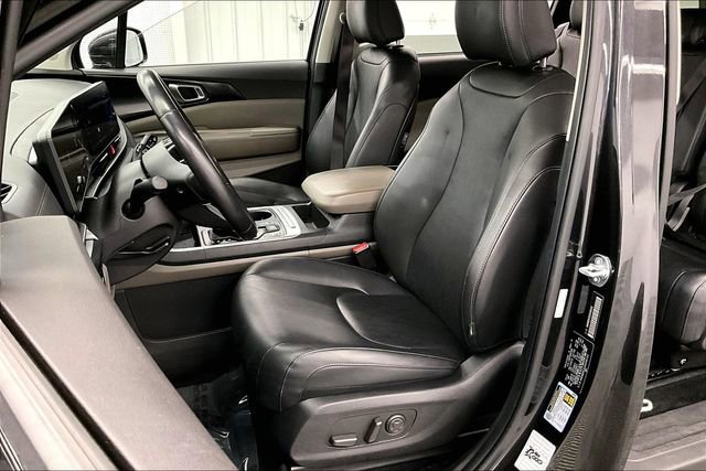 Used 2025 Kia Carnival FWD image 23