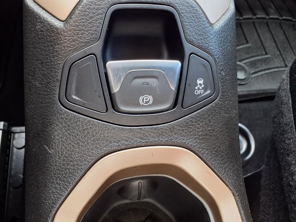 Used 2015 Jeep Renegade Latitude FWD image 27