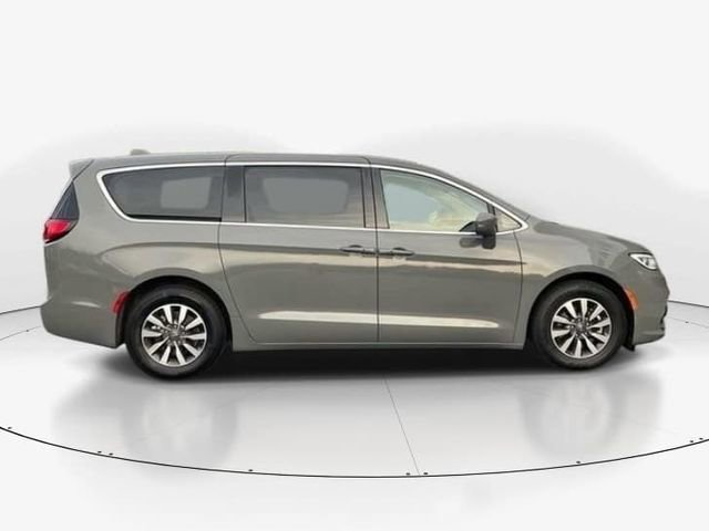 Used 2022 Chrysler Pacifica Touring-L image 2