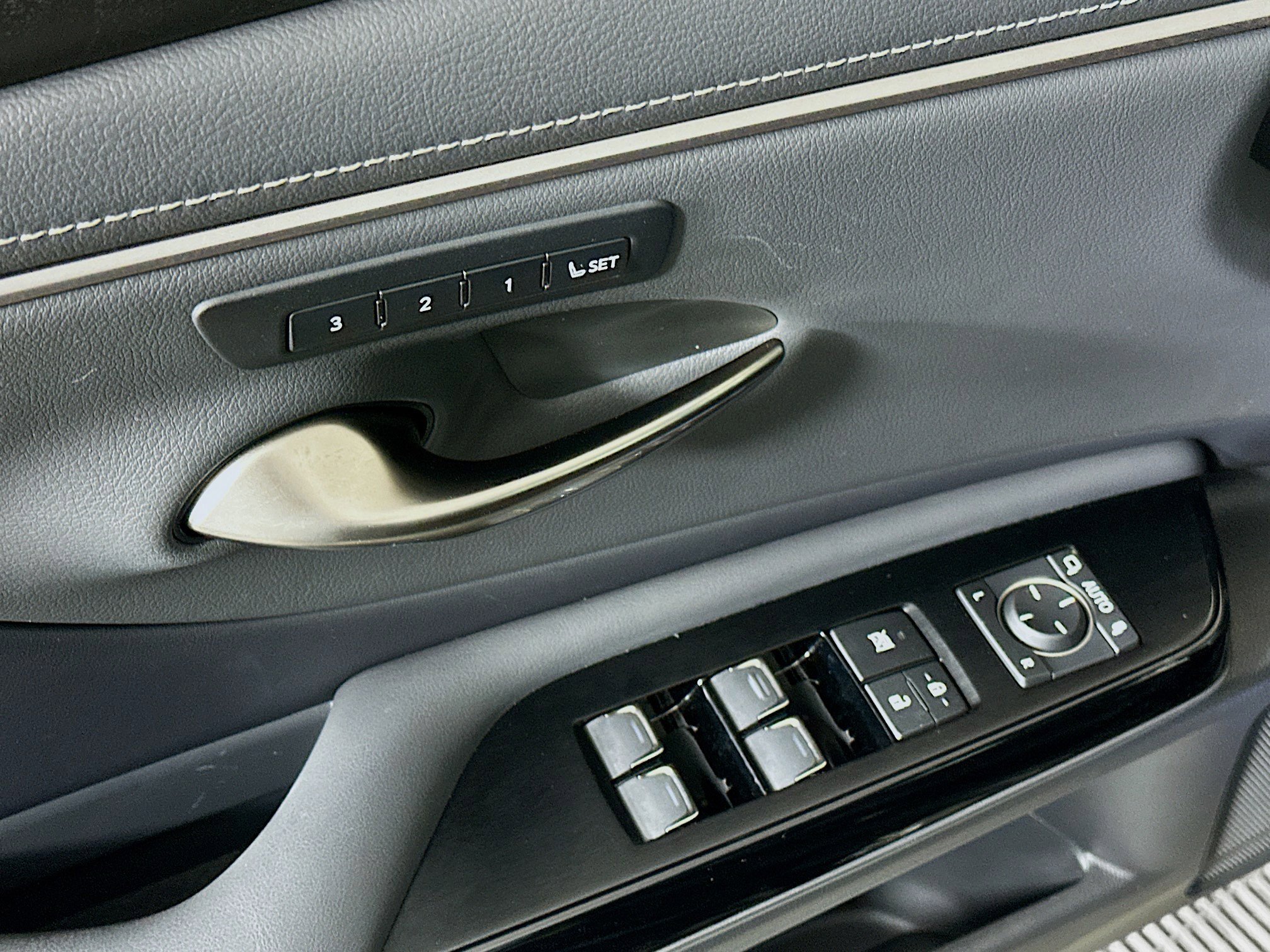 Used 2024 Lexus ES 350 w/ Premium Package image 15