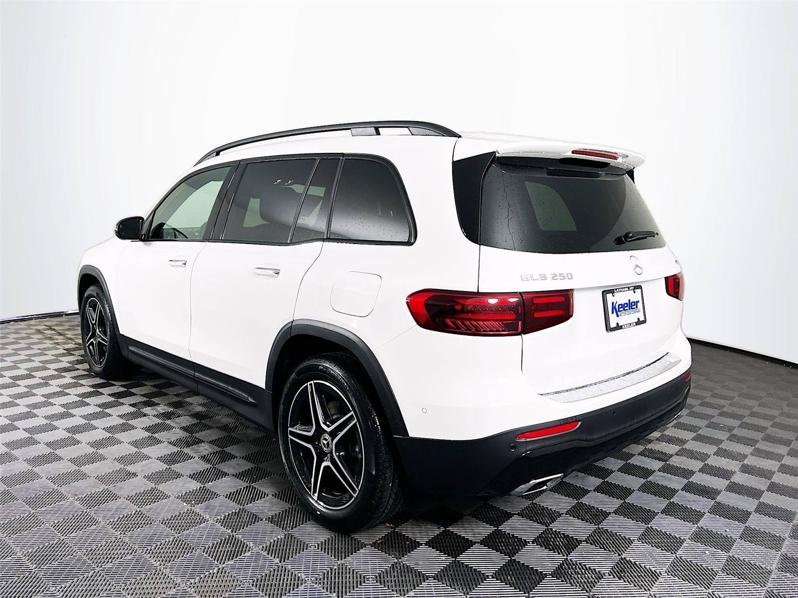 Used 2026 Mercedes-Benz GLB 250 4MATIC image 4