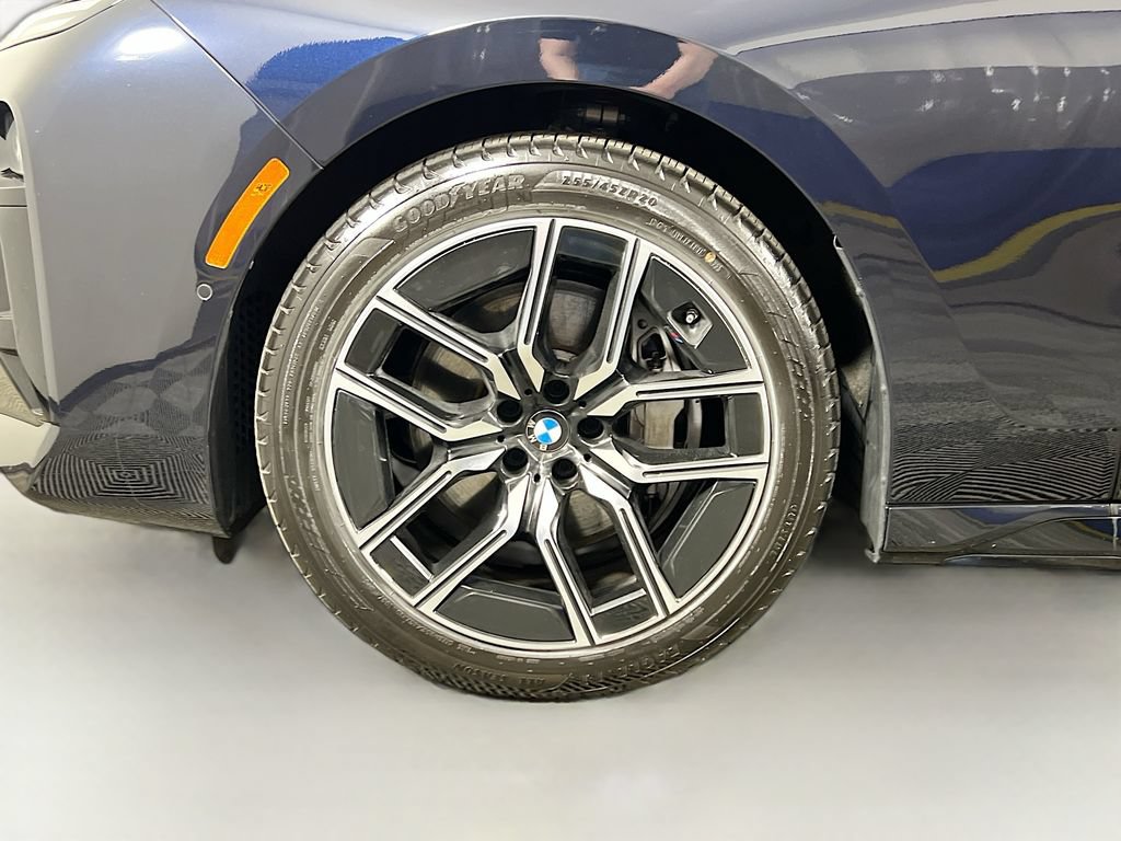 Used 2025 BMW 740i xDrive AWD/4WD image 33