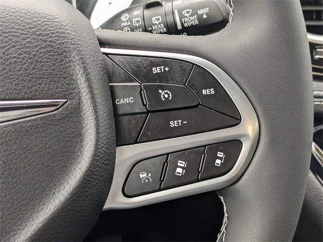 Used 2025 Chrysler Pacifica Select image 24