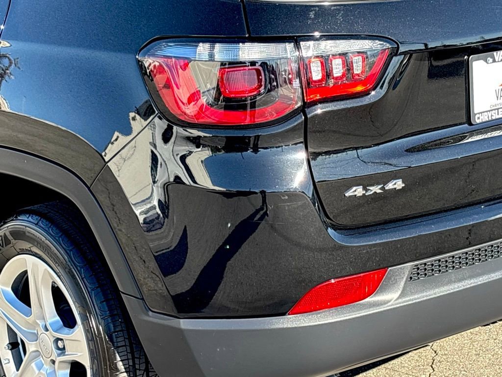 Used 2023 Jeep Compass Sport image 6