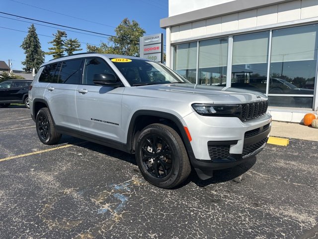 Used 2024 Jeep Grand Cherokee L Laredo image 3