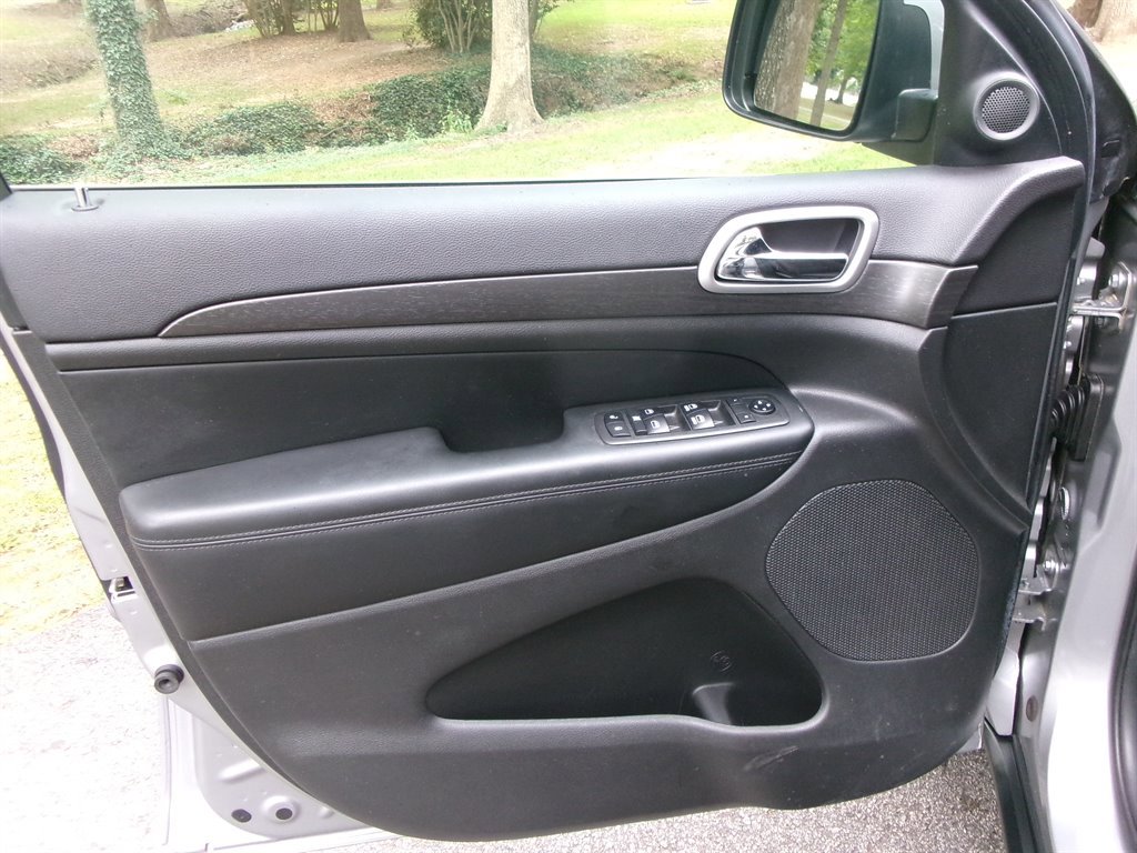 Used 2018 Jeep Grand Cherokee Laredo image 11